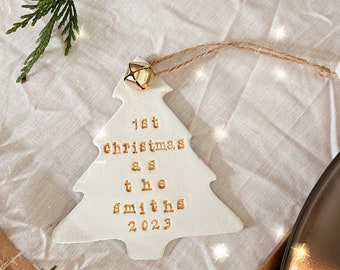 Adorno de árbol de arcilla personalizado para recién casados, adorno para la primera Navidad, regalo de Navidad para el Sr. y la Sra.