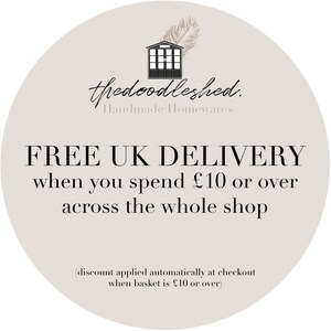 Puede incluir: Un gr&aacute;fico circular con el texto "FREE UK DELIVERY" en negrita. El gr&aacute;fico tambi&eacute;n incluye el texto "when you spend &pound;10 or over across the whole shop" y el nombre de la tienda "thedoodleshed. Handmade Homewares."