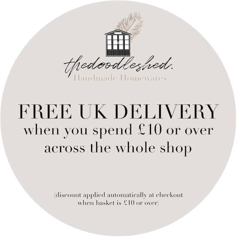 Puede incluir: Un gr&aacute;fico circular con el texto "FREE UK DELIVERY" en negrita. El gr&aacute;fico tambi&eacute;n incluye el texto "when you spend &pound;10 or over across the whole shop" y el nombre de la tienda "thedoodleshed. Handmade Homewares."