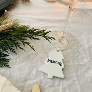 Personalisierte Weihnachtstisch-Ortsnamen - Weihnachtsbaum-Weinglas-Anhänger - Festliche Ortsnamen - Weihnachts-Dinner-Tisch-Dekor