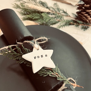 Etiquettes personnalisées pour craquelins de Noël - noms de lieux de table - breloques craquelins - noms de lieux festifs - décoration de table pour le dîner de Noël - Noël - Noël
