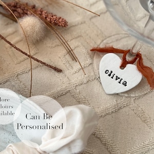 Dijes de vino personalizados - Nombres de lugares de arcilla - Dijes para copas de vino - Tarjetas de lugar para bodas - Recuerdos de boda - Regalos para despedidas de soltera - Recuerdos con nombre y lugar