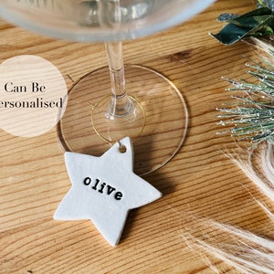 Gepersonaliseerde kersttafel plaatsnamen - wijnglasbedels - feestelijke plaatsnamen - kerstdiner tafeldecor - kerstwerkfeest