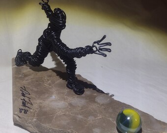 Escultura de jugador de mármol con alambre de acero, base de granito, obra firmada.