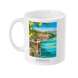 Op de afbeelding: Witte keramische mok met een kleurrijke illustratie van Sorrento, Itali&euml;. Het ontwerp toont een kustlandschap met gebouwen, water en een citroenboom. De woorden "SORRENTO" en "ITALY" staan op de mok.