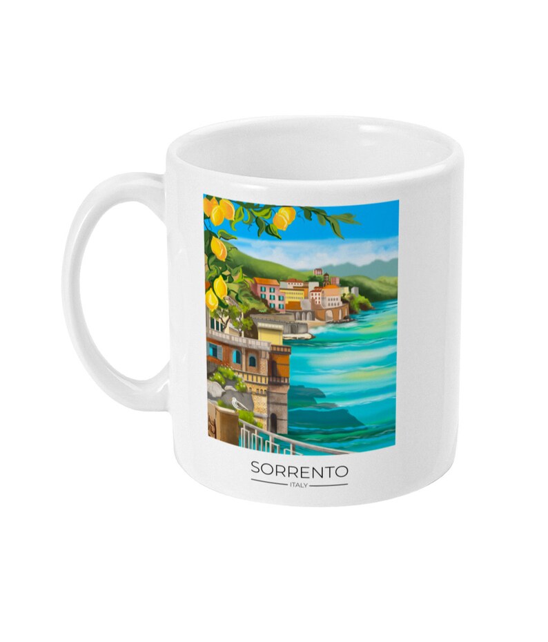 Op de afbeelding: Witte keramische mok met een kleurrijke illustratie van Sorrento, Itali&euml;. Het ontwerp toont een kustlandschap met gebouwen, water en een citroenboom. De woorden "SORRENTO" en "ITALY" staan op de mok.