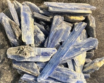 Tranches de cristal de cyanite bleue