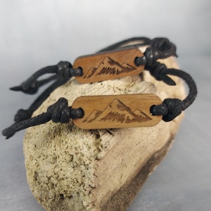 Minimalistiskt bergskedjaarmband – Massiv valnötsberlock, justerbara vaxade snöresmycken