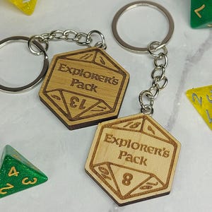 D20 Tränyckelring | Dubbelsidig "Explorer's Pack" Nyckelring | DnD-present