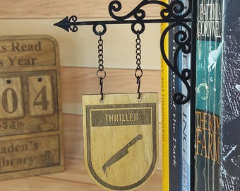 Genrebord thriller boekenplank, leeskamerorganizer — massief walnoothout decor | Aangepaste boekentaverneborden, BookTok Present