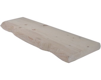 Könnte beinhalten: Ein Regal aus Naturholz mit einer rustikalen, unebenen Kante. Das Regal ist aus hellem Holz gefertigt und hat eine glatte, polierte Oberfläche.