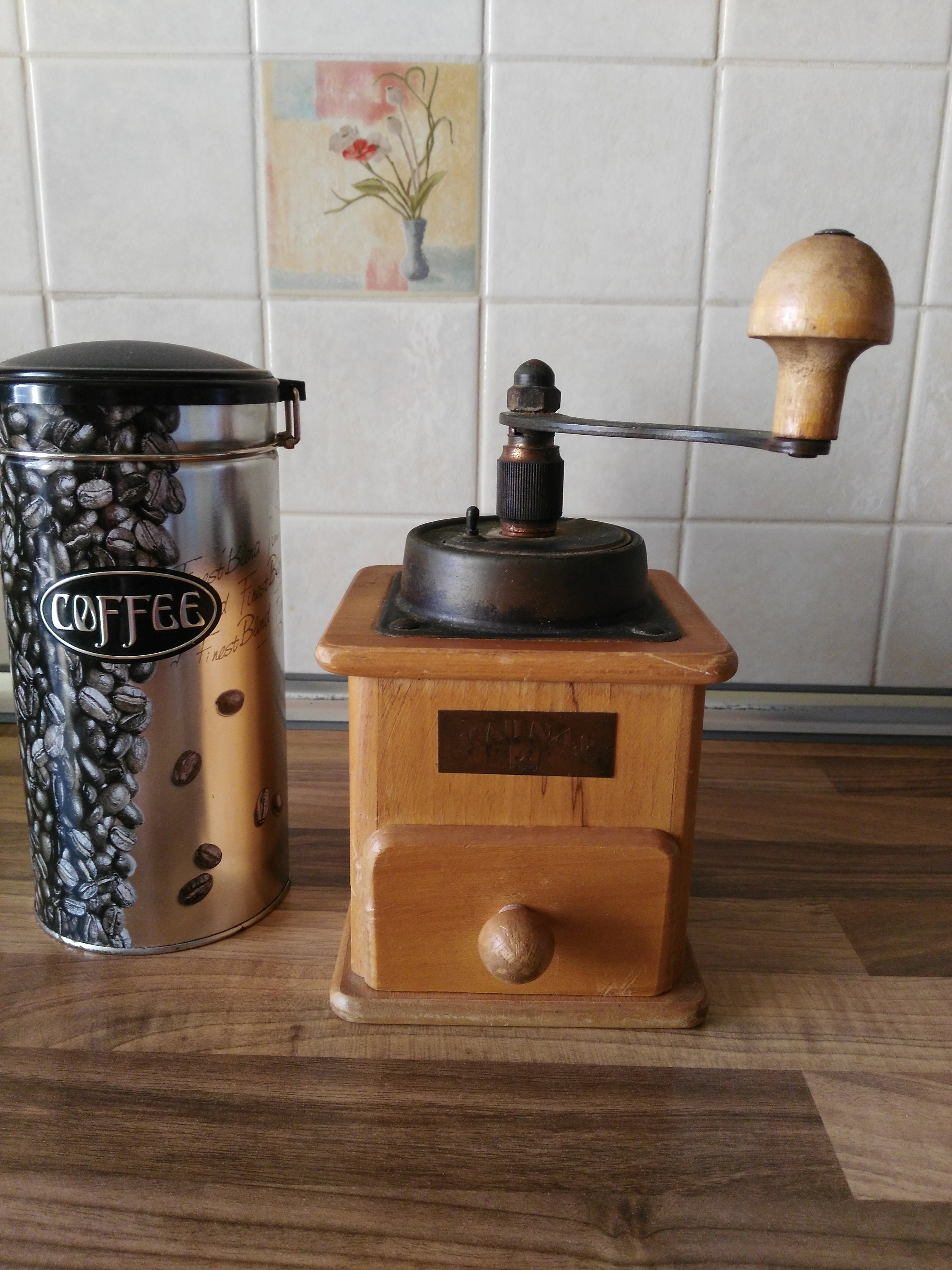 Molinillo de café o especias lituano vintage con cajón