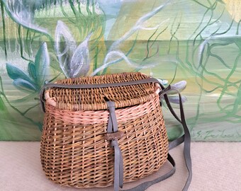 Small handwoven wicker handbag with lid, shoulder bag with leather strap, willow shoulder handbag, straw outdoor basket, gift for girl, her