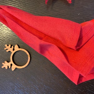 Set of 4 Reindeer napkin rings and red cloth napkins
