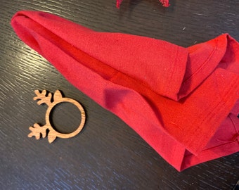 Set of 4 Reindeer napkin rings and red cloth napkins