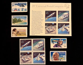 Może przedstawiać: Kolekcja zabytkowych znaczków pocztowych U.S. Airmail o różnych wzorach, w tym arkusz pamiątkowy 20. Światowego Kongresu Pocztowego z tekstem oraz pojedyncze znaczki przedstawiające sceny z Antarktydy, pionierów lotnictwa i podróże kosmiczne.
