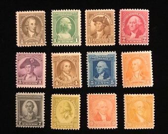Könnte beinhalten: Ein Satz von zehn alten US-amerikanischen Briefmarken mit dem Bild von George Washington. Die Briefmarken sind in einem Raster von drei Reihen und vier Spalten angeordnet. Die Briefmarken sind in verschiedenen Farben, darunter Rot, Blau, Grün, Gelb und Orange. Die Briefmarken sind alle in gutem Zustand und haben keine Risse oder Falten.