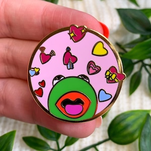 Wholesome Vibes Meme Pin ~ Kermit Meme, Słodka Kawaii Pin, Pastelowy Róż, Pin Klapy, Emoji, Zdrowe Memy, Małe Prezenty, Muppet