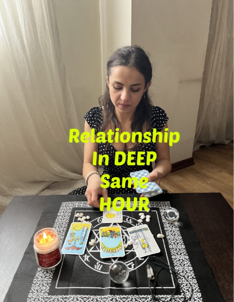 Puede incluir: Una mujer se sienta en una mesa con un mantel negro y un despliegue de cartas de tarot. Las cartas est&aacute;n dispuestas en c&iacute;rculo con una bola de cristal y piedras blancas. El texto "Relationship in DEEP Same HOUR" est&aacute; superpuesto a la imagen.