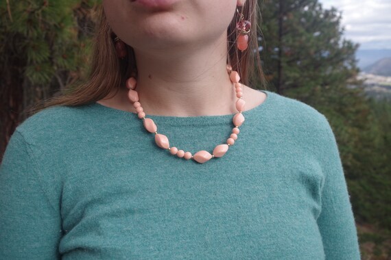 Sale Peach 50s Lucite Beaded Necklace - image 4