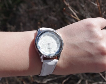 Mother Of Pearl White Ladies Wrist Watch