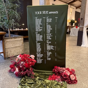 Plano de asientos de satén hecho a mano y personalizado para bodas