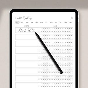 Op de afbeelding: Een digitale planner op een tabletscherm met een gewoontetracker. De tracker heeft een lijst met maanden bovenaan en een lijst met dagen van de maand eronder. De gewoontetracker heeft een sectie om gewoontes in te schrijven en een sectie om dagen af te vinken. De gewoontetracker heeft de tekst "Drink Water" erin.