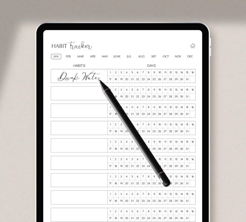 Op de afbeelding: Een digitale planner op een tabletscherm met een gewoontetracker. De tracker heeft een lijst met maanden bovenaan en een lijst met dagen van de maand eronder. De gewoontetracker heeft een sectie om gewoontes in te schrijven en een sectie om dagen af te vinken. De gewoontetracker heeft de tekst "Drink Water" erin.