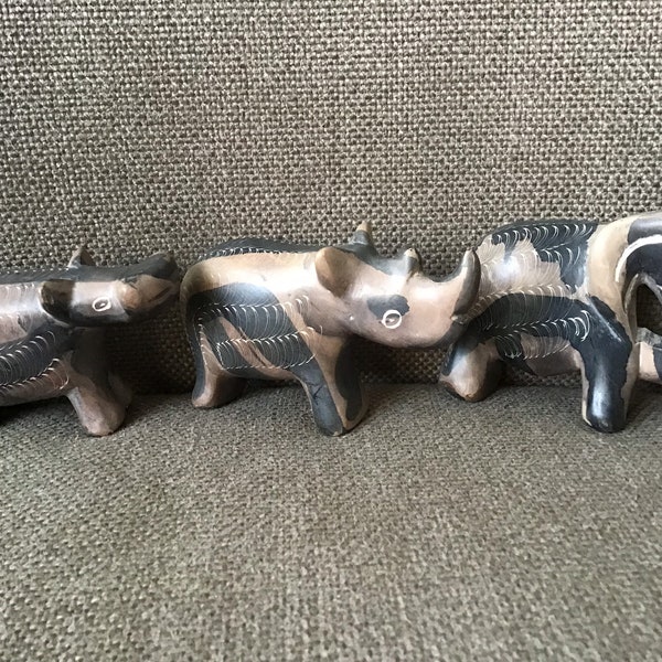 Trio d'animaux en stéatite sculptés à la main (6 cm de haut) éléphant/rhinocéros/hippopotame