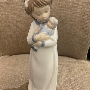 Vintage NAO by Lladro Girl in Nightshirt holding her Doll Unboxed (10 ins h)