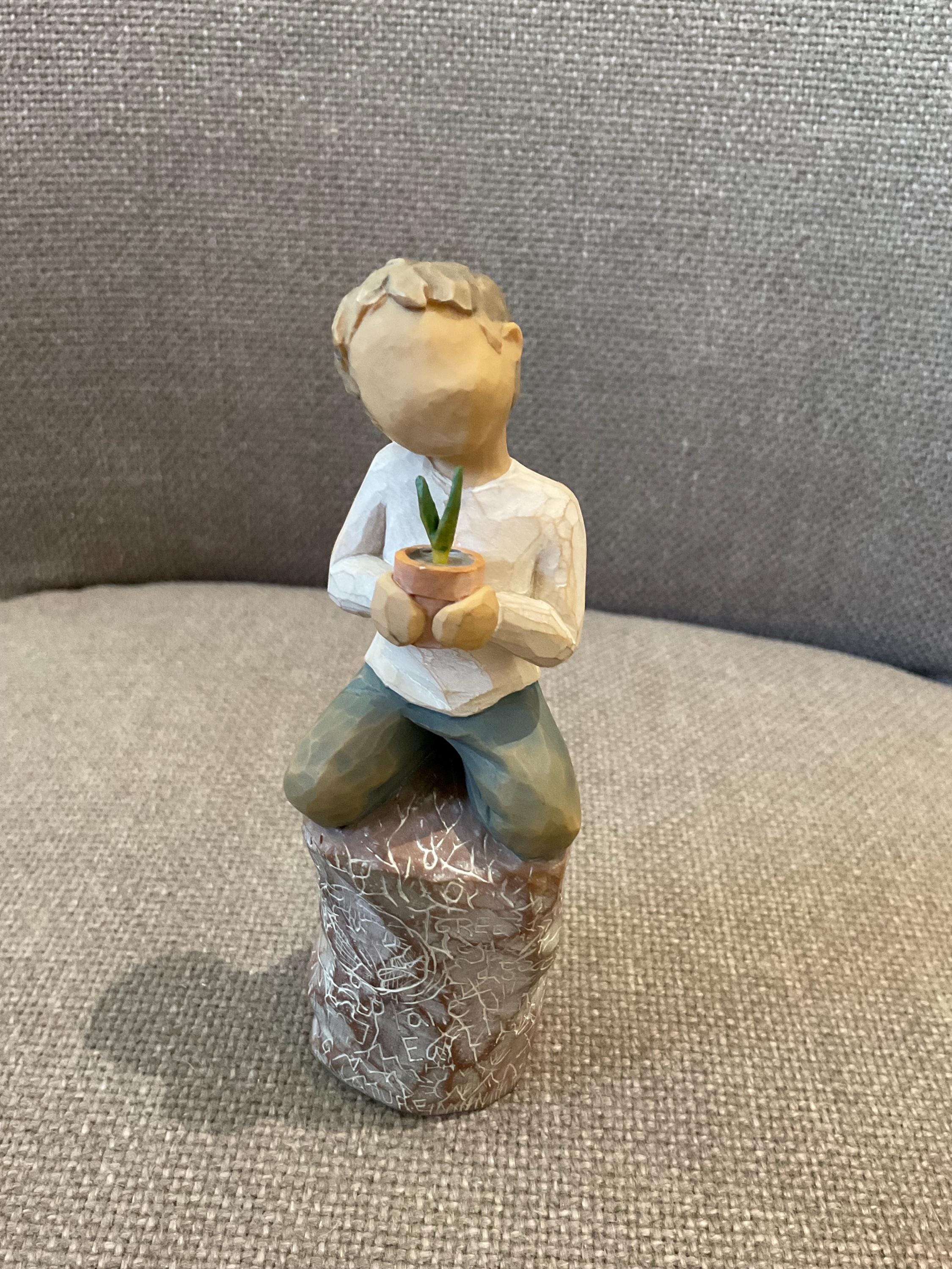 Willow Tree Statuetta Ornamentale 'Farfalla' – Ragazza Con Gonna A Farfalla In Foglia D'Oro – Resina Dipinta A Mano, Altezza 12 Cm – Regalo Per Laurea E Successi