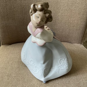 NAO Lladro “Kiss Me” Figurine 1328 (8 ins h) Unboxed 1998