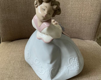 NAO Lladro “Kiss Me” Figurine 1328 (8 ins h) Unboxed 1998