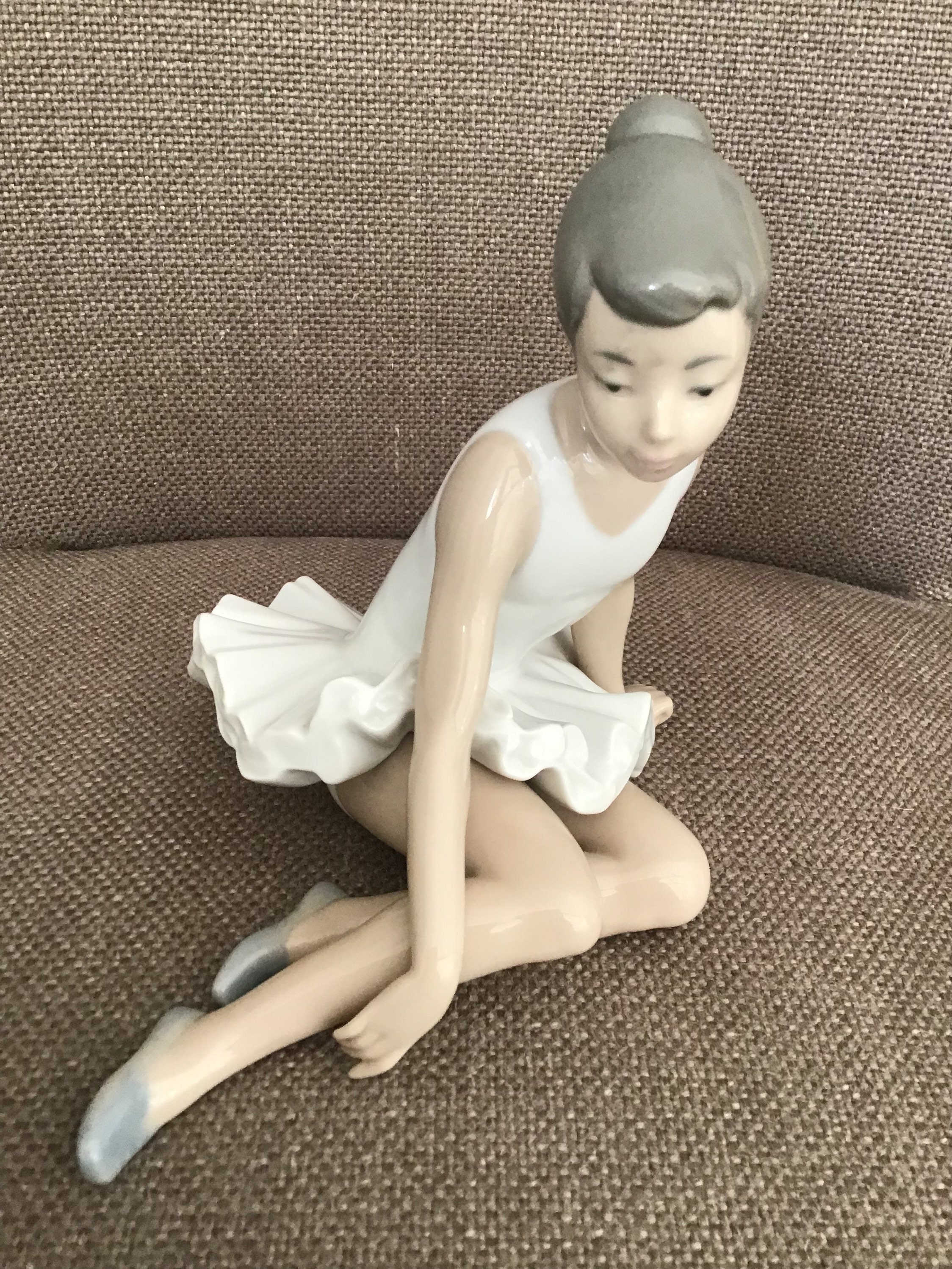 Nao Lladro Sitting 0147 Porcelain Figurine |