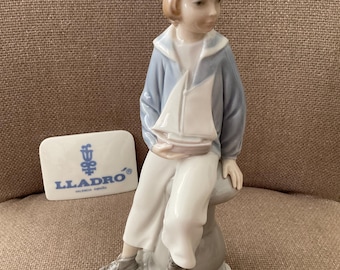 新品 9インチ リヤドロ フィギュア #4810、ヨットを持つ少年、磁器の 新品 9インチ リヤドロ フィギュア #4810、ヨットを持つ少年、磁器の