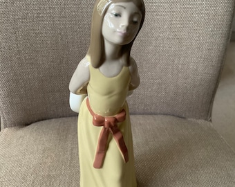 Vintage Lladro 5006” Naughty Girl with Straw Hat” (9.5 ins h) Unboxed 1978