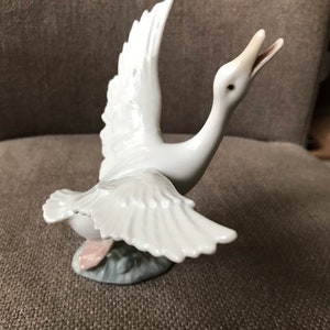 Vintage Lladro Running Goose Porcelain Figurine (1263) u/b 13 cms high