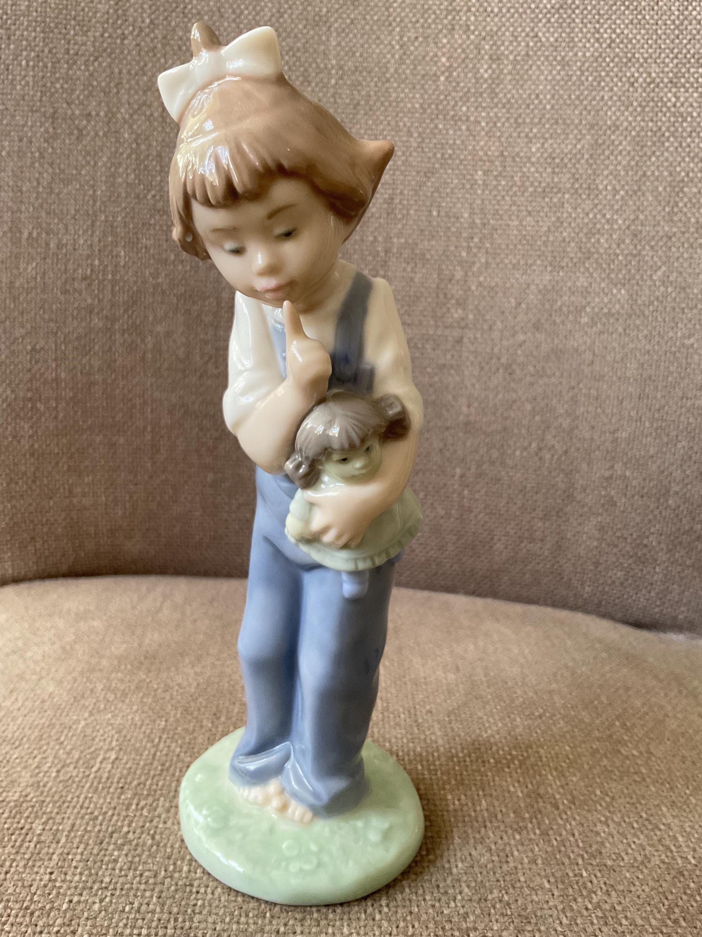 NAO リヤドロ　人形を抱く少女　スペイン製 LLADRO リヤドロ NAO 1989 人形を抱く少女 約高さ21cm フィギュリン