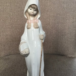Lladro Shepherdess with Basket - Boxed (4678) Retired