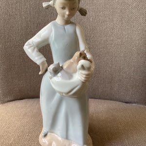 Vintage NAO by Lladro Figurine of Girl with two cats in her apron. Unboxed. 9 ins h