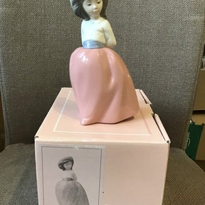 Nao Lladro 1291 Lady taking a placid walk Porcelain Figurine Unboxed (6.5 ins h)