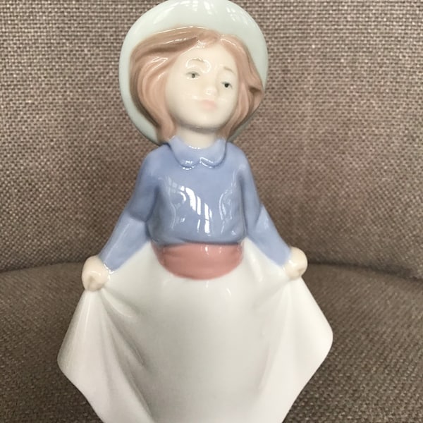 NAO Lladro “Girl Holding Her Skirt” Figurine 1290 Unboxed (6.5 ins h) 1997