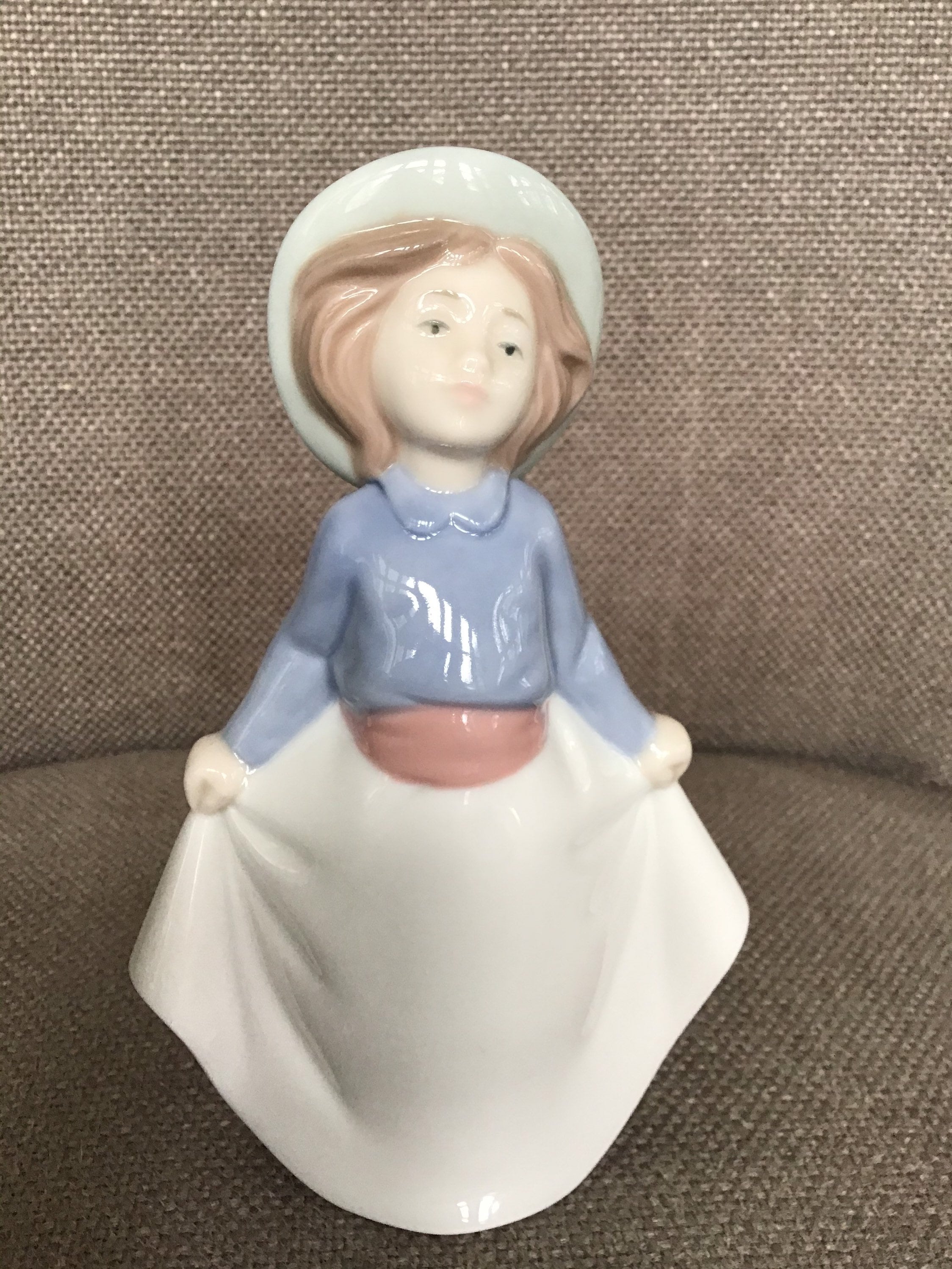 NAO Lladro “Girl Holding Her Skirt” Figurine 1290 Unboxed (6.5 ins h) 1997
