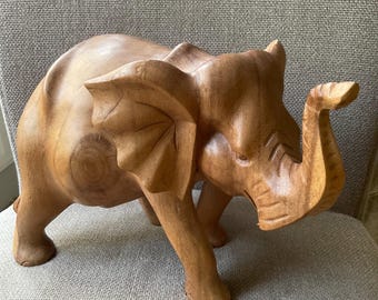 Grande statua di elefante in legno intagliato (20 cm di altezza)