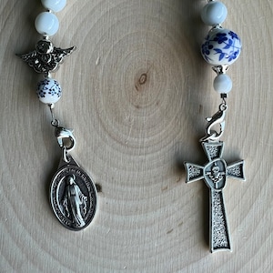 Handmade Miraculous Medal Chaplet – Catholic Prayer Beads with White Glass Beads and Blue Floral Beads, Rosary Gift for Faith and Reflection