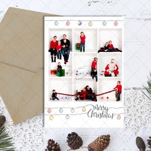 Könnte beinhalten: Eine Weihnachtskarte mit einer sechsköpfigen Familie in einem weißen Rahmen mit einer Lichterkette. Die Familie ist in Rot und Weiß gekleidet und hält Geschenke. Die Karte lautet "Frohe Weihnachten" unten.