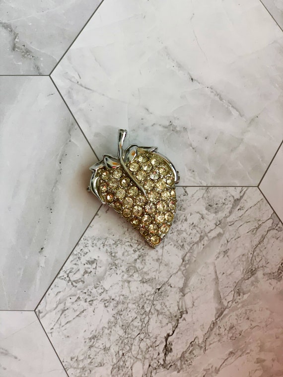 Vintage Rhinestone Strawberry Brooch / Clear Rhine
