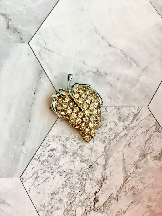 Vintage Rhinestone Strawberry Brooch / Clear Rhine