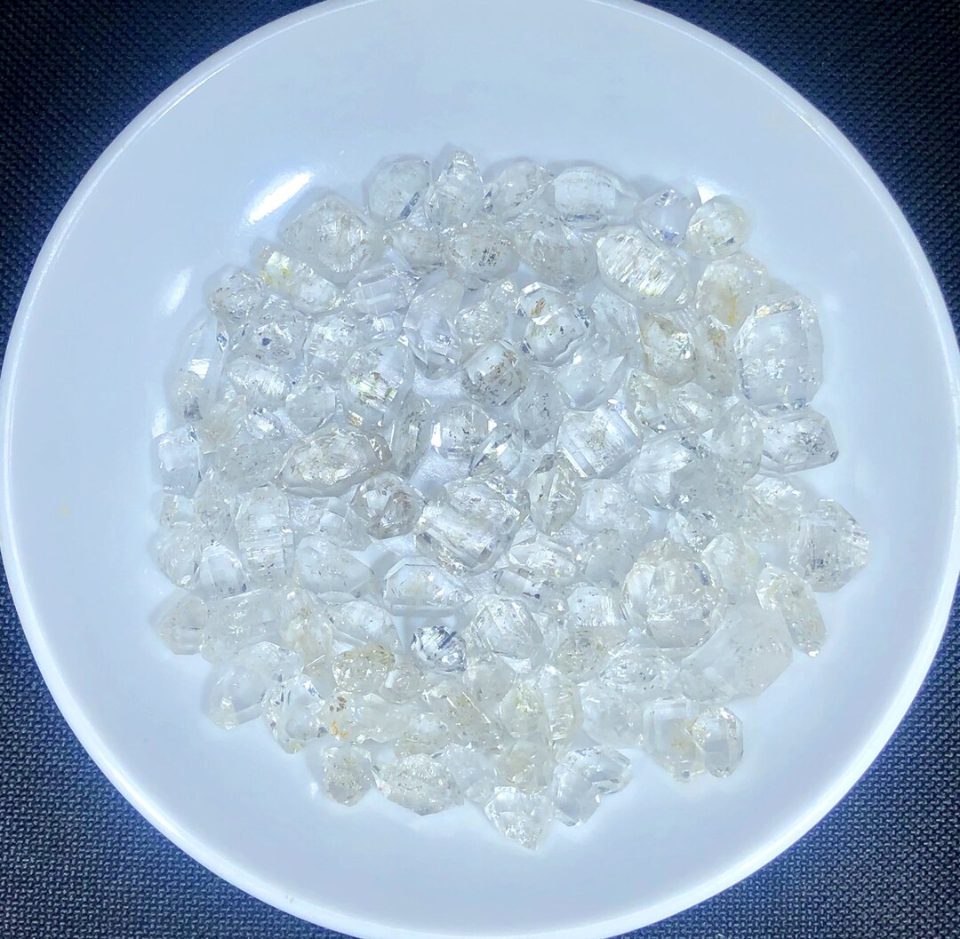 Fluorescence Petroleum Quartz Crystals Quartz Mineral Quartz Etsy