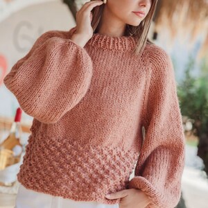 Raglan sleeved sweater knitting pattern | Raspberry top down sweater pattern